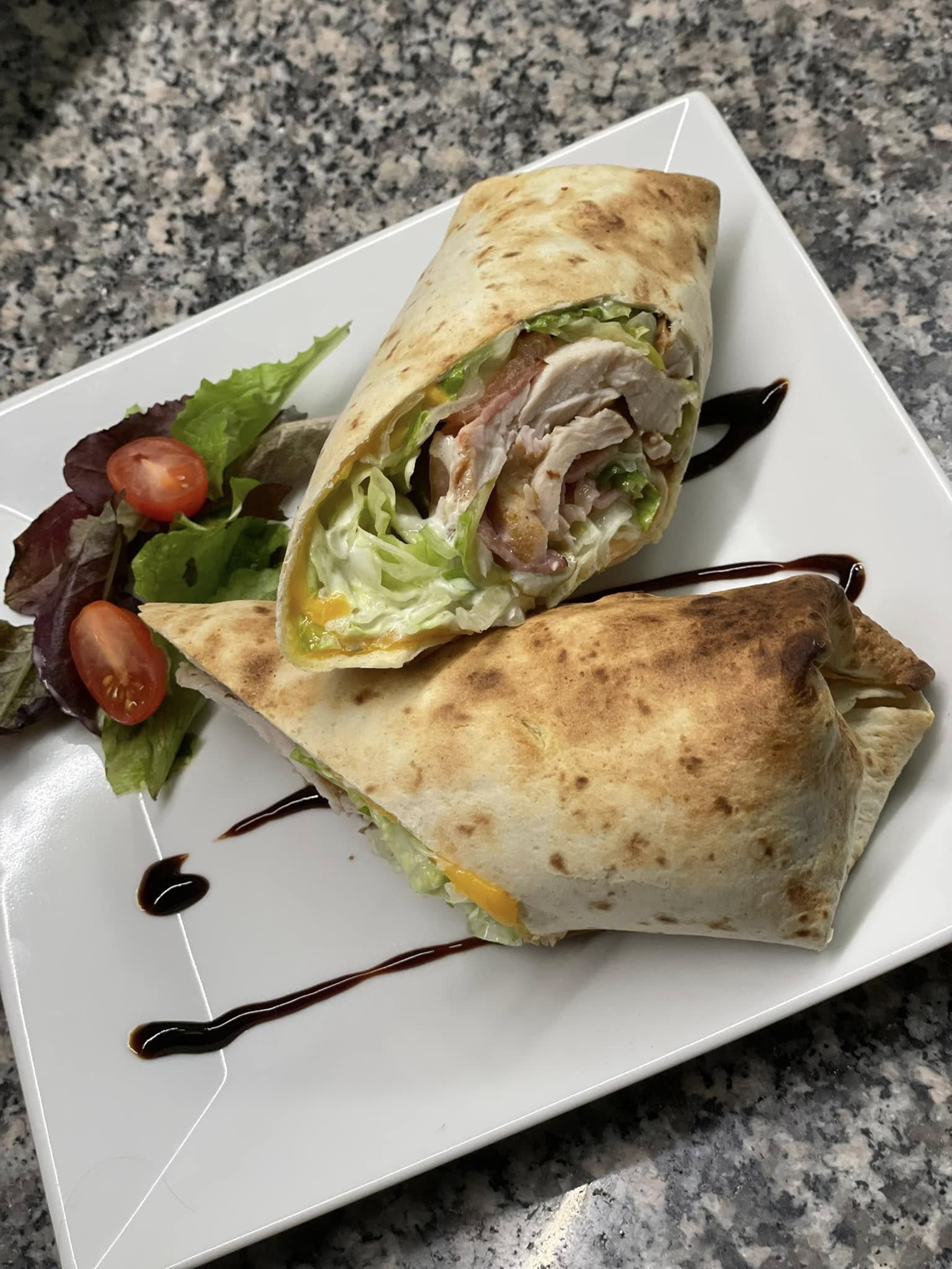 Cviklove caprese s prosciuttom a parmezanom